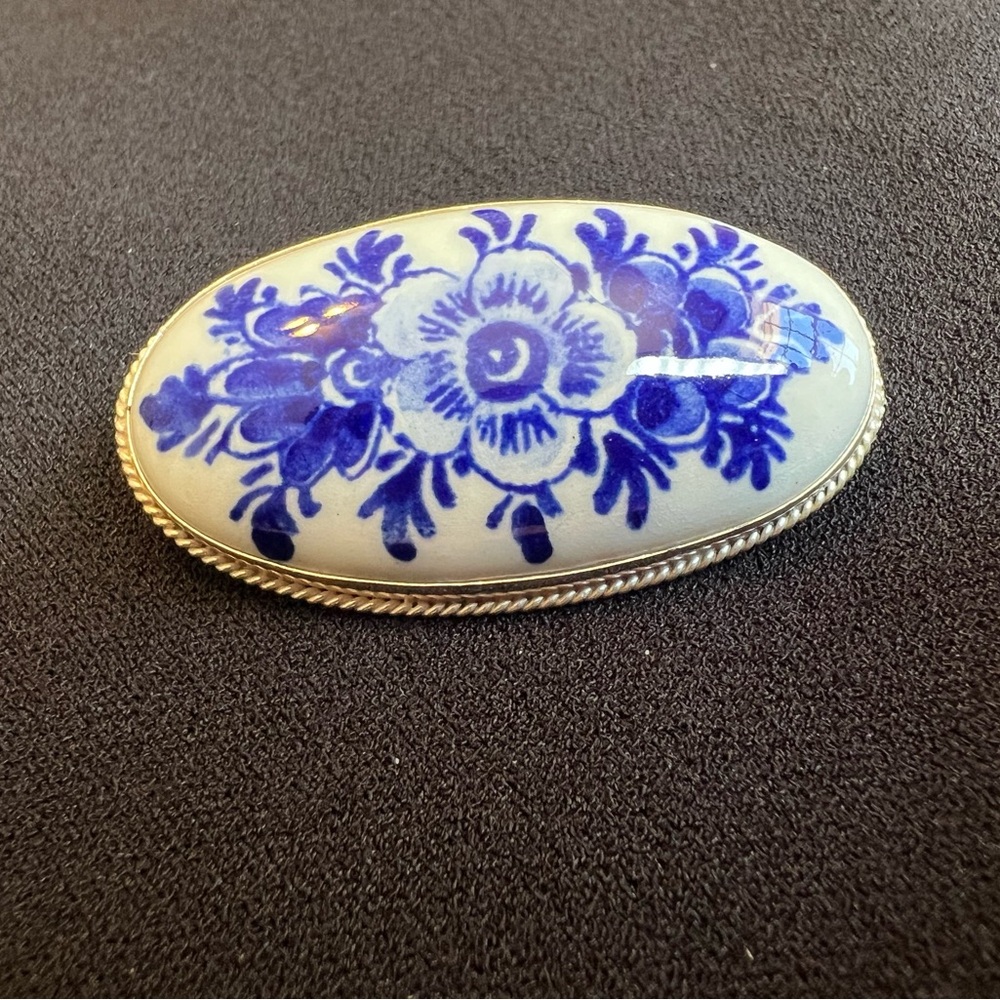 Delft Blue & White Floral Porcelain Oval Brooch with sterling silver accents - Picture 11 of 12